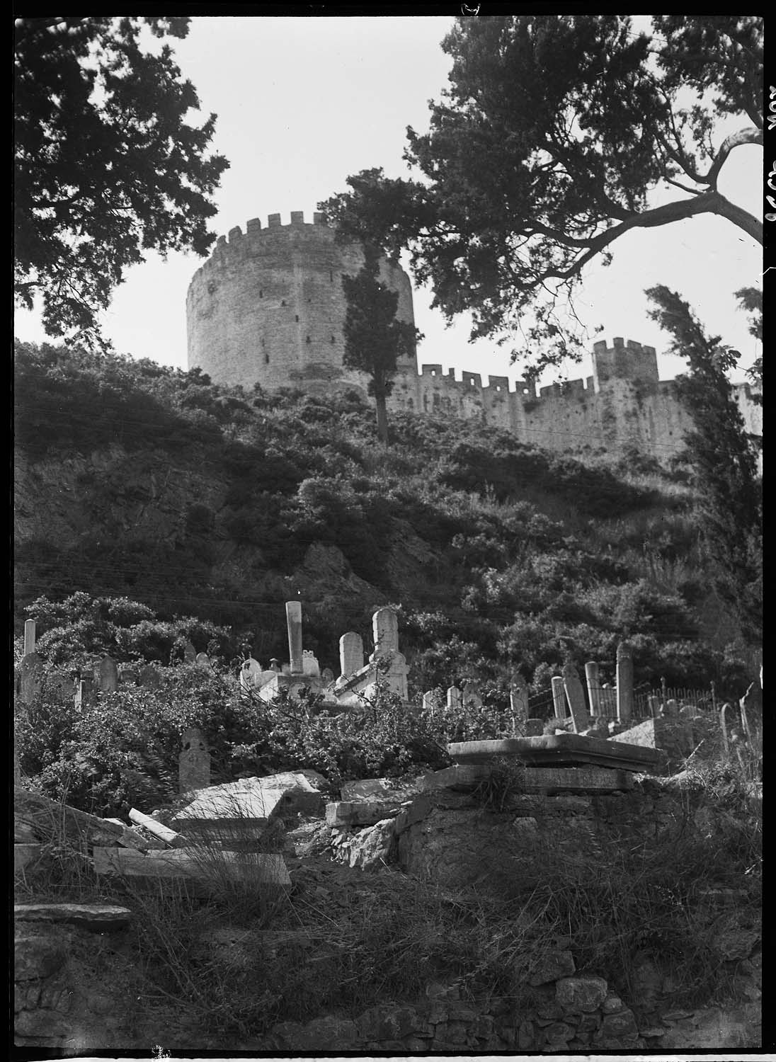 Vue en contrebas de la tour C, depuis le cimetière placé à l’extérieur du château